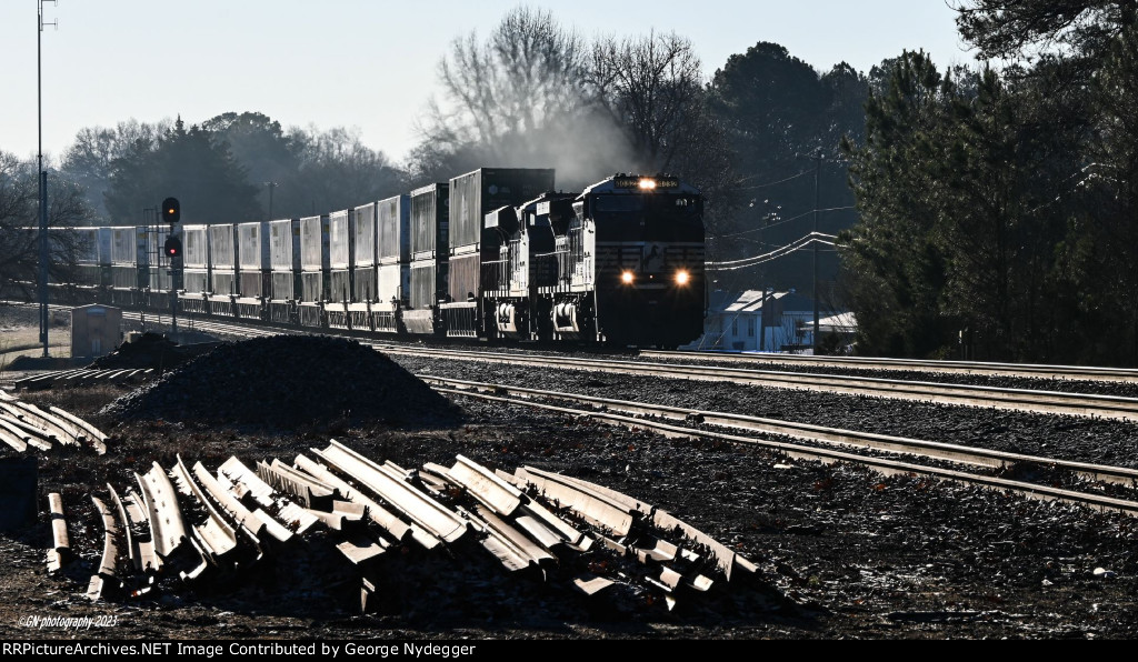 NS 4082 leads an intermodal in early morning sun light